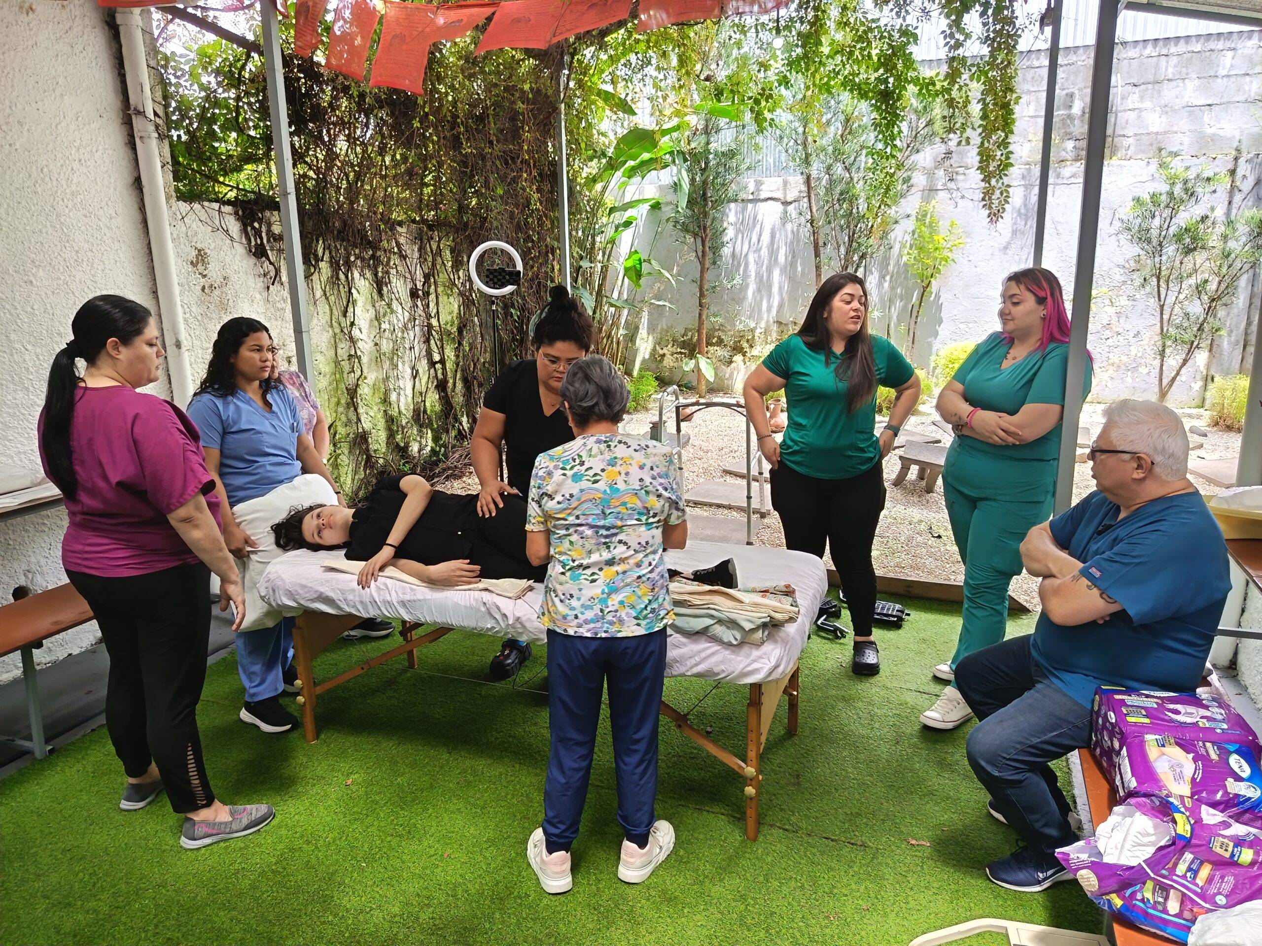 Profesional de enfermería atendiendo a un paciente