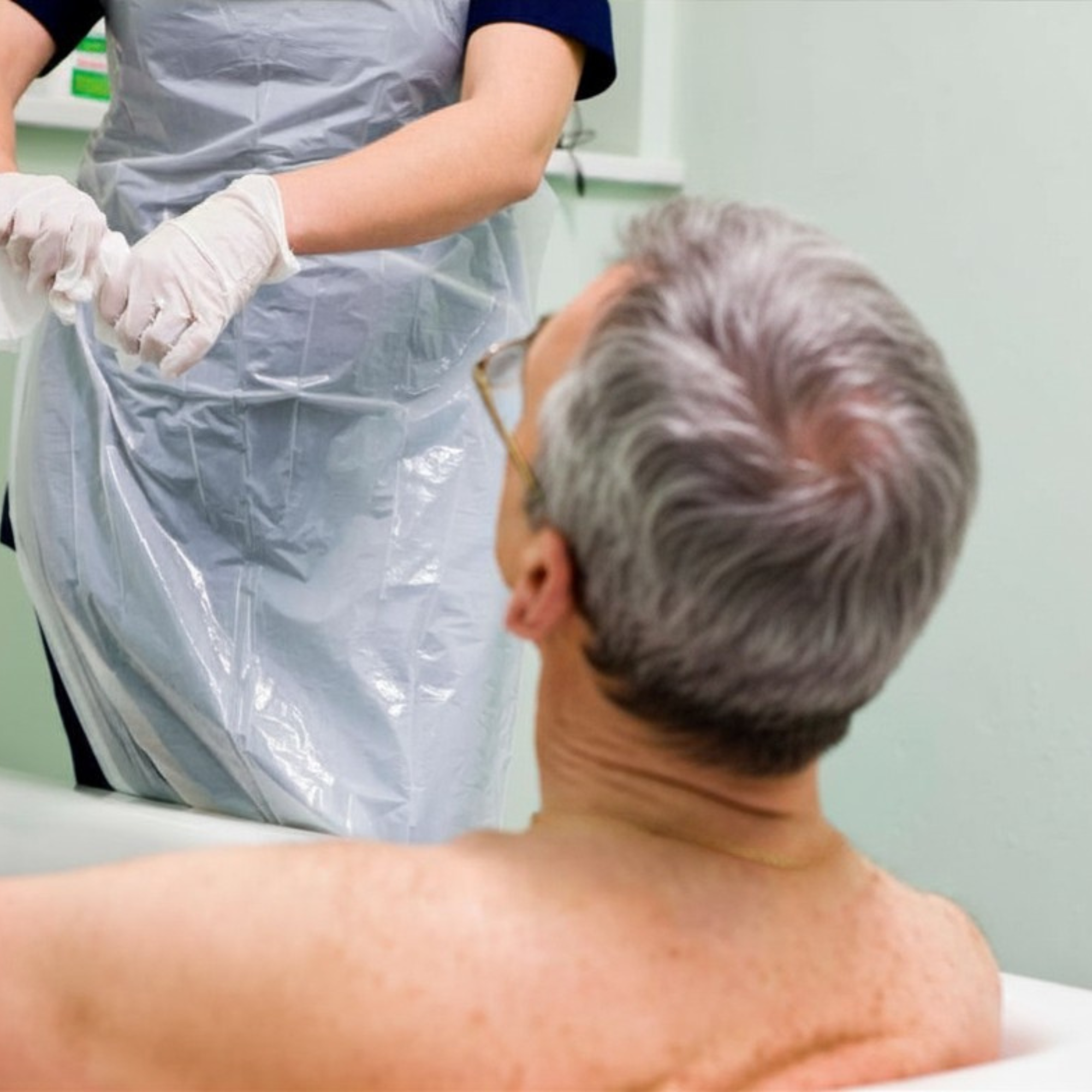 Profesional de enfermería brindando atención de calidad en un entorno hogareño