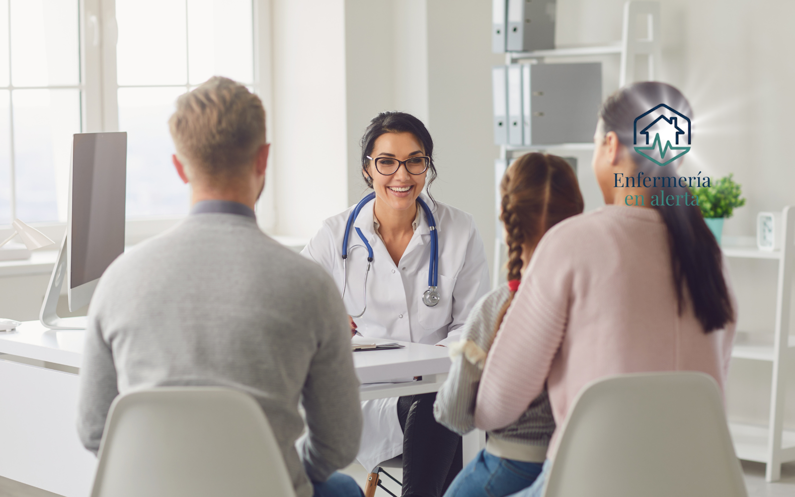 Familiar conversando con una profesional sobre la coordinación de cuidado postoperatorio a domicilio