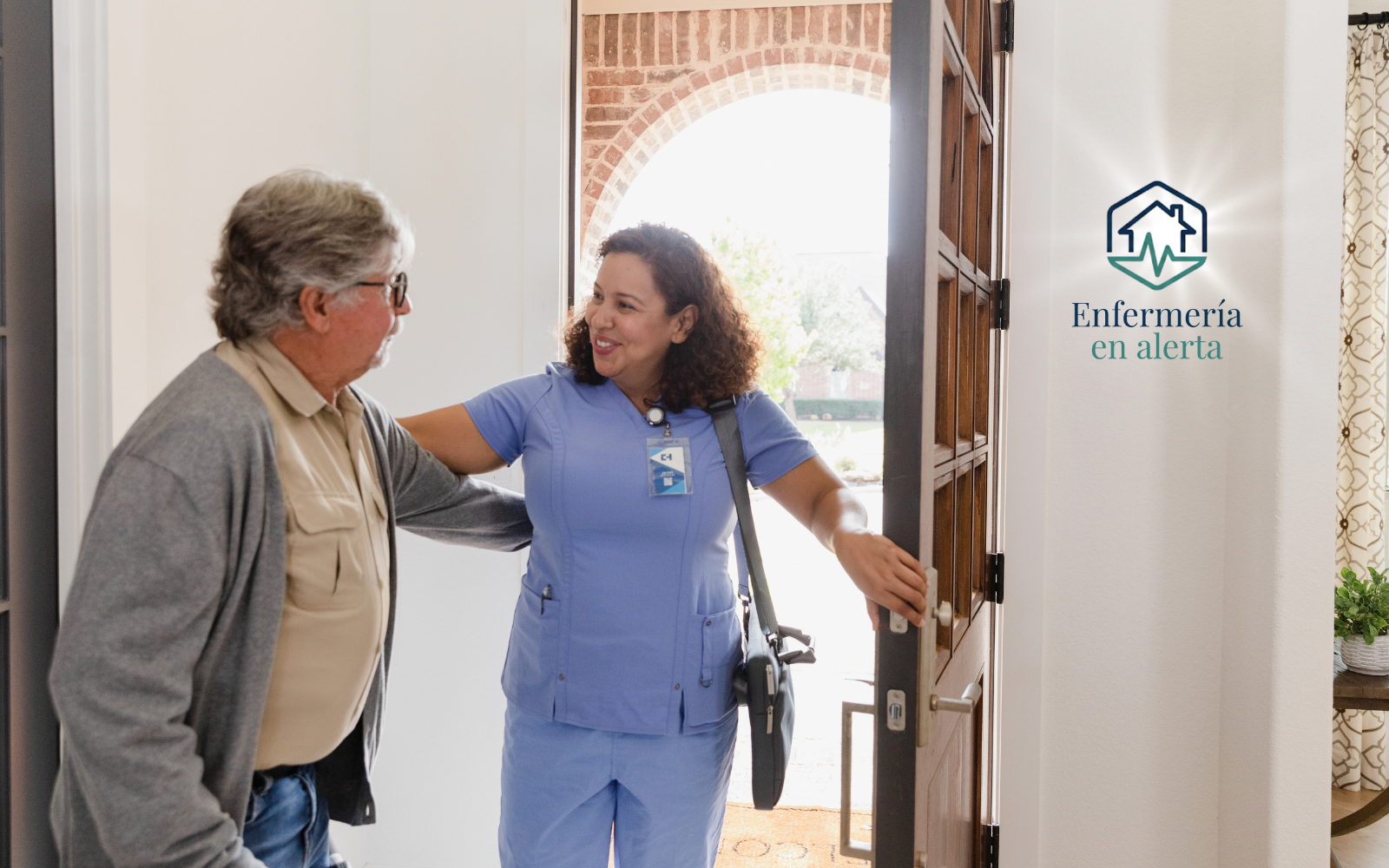 Profesional llegando a un domicilio para coordinar atención y cuidados matutinos