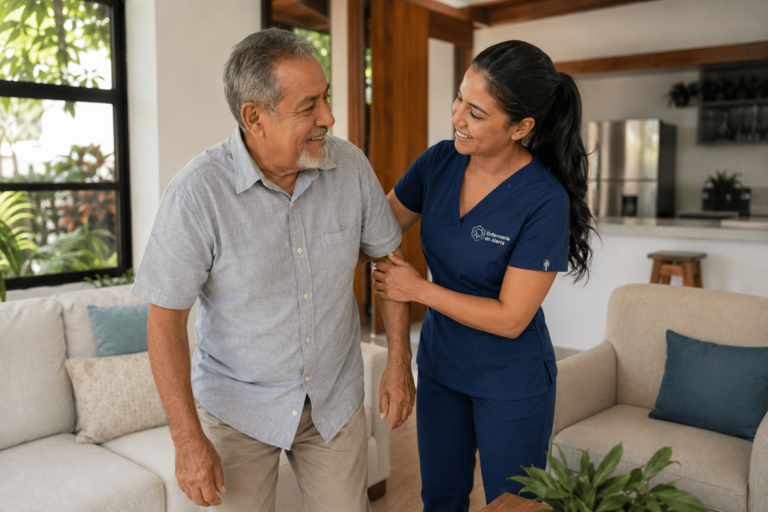 Adulto mayor recibiendo apoyo de una asistente durante su rutina en casa